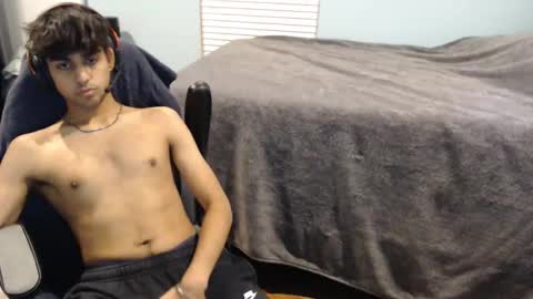 Snapshot of raymondg8596 chatting on February 25, 3:42 am raymondg8596 online show from February 25, 3:42 am