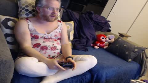 Snapshot of raymondsun chatting on December 24, 11:22 pm Sunshine Ray online show from December 24, 11:22 pm