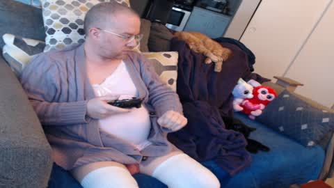 Snapshot of raymondsun chatting on January 4, 4:32 pm Sunshine Ray online show from January 4, 4:32 pm