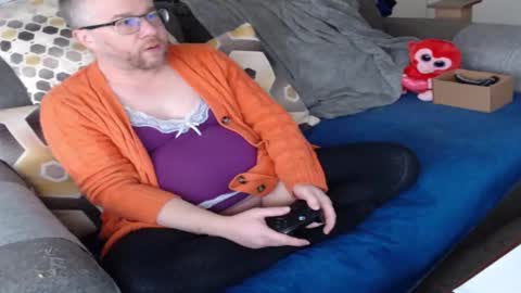 Snapshot of raymondsun chatting on November 9, 3:32 pm Sunshine Ray online show from November 9, 3:32 pm