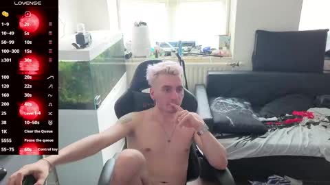 Snapshot of rayzel_white chatting on May 15, 8:32 am Rayzel White online show from May 15, 8:32 am