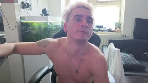 Snapshot of rayzel_white chatting on May 20, 1:28 pm Rayzel White online show from May 20, 1:28 pm