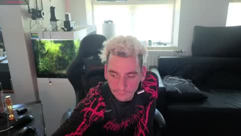 Snapshot of rayzel_white chatting on May 30, 12:35 pm Rayzel White online show from May 30, 12:35 pm