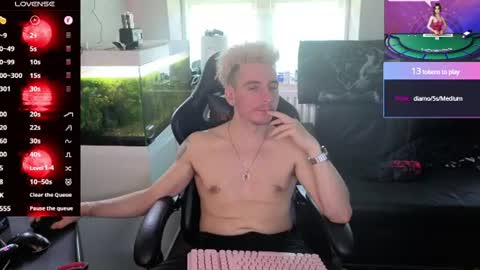 Snapshot of rayzel_white chatting on June 18, 4:33 pm Rayzel White online show from June 18, 4:33 pm