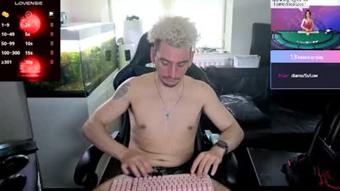 Snapshot of rayzel_white chatting on June 27, 6:24 pm Rayzel White online show from June 27, 6:24 pm