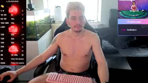 Snapshot of rayzel_white chatting on June 29, 10:59 am Rayzel White online show from June 29, 10:59 am