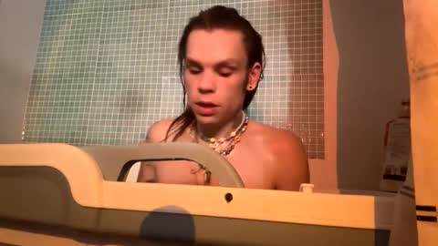 rcherrycola00 online show from May 12, 5:21 pm