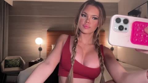 Snapshot of realjadebri chatting on March 5, 4:13 am Jade online show from March 5, 4:13 am