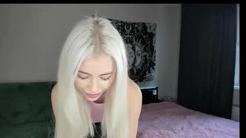 Snapshot of red_qwe chatting on November 3, 8:59 am Erika online show from November 3, 8:59 am