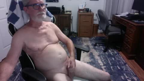 Snapshot of redbud3075 chatting on June 6, 4:06 am Daddy G online show from June 6, 4:06 am