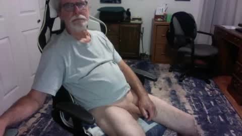 Snapshot of redbud3075 chatting on August 6, 3:19 am Daddy G online show from August 6, 3:19 am