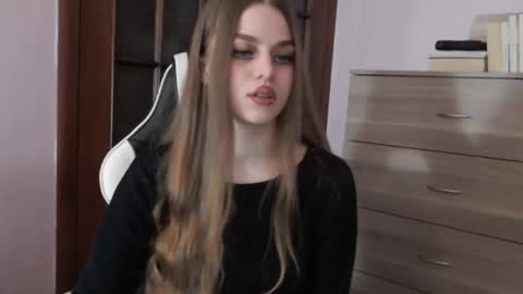 Snapshot of redhead_rabbit chatting on January 18, 1:53 am Lily online show from January 18, 1:53 am