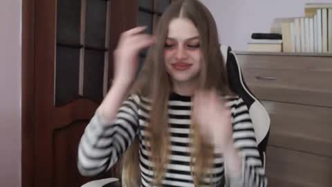 Snapshot of redhead_rabbit chatting on January 19, 1:53 am Lily online show from January 19, 1:53 am