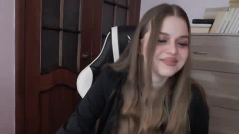 Snapshot of redhead_rabbit chatting on February 3, 2:21 am Lily online show from February 3, 2:21 am