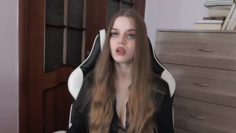 Snapshot of redhead_rabbit chatting on February 11, 2:27 am Lily online show from February 11, 2:27 am