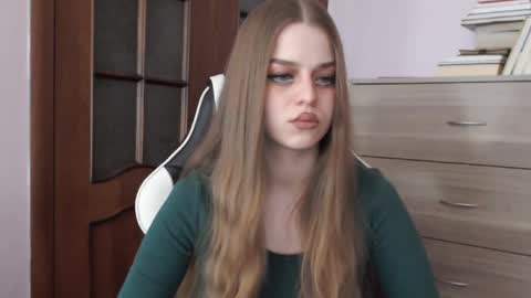 Snapshot of redhead_rabbit chatting on February 13, 3:02 am Lily online show from February 13, 3:02 am