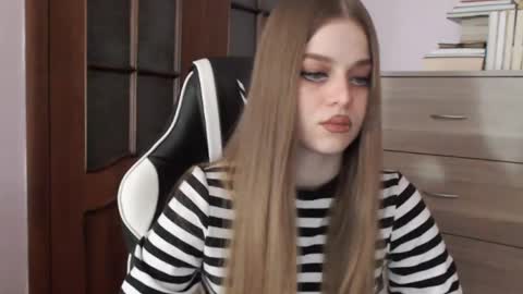 Snapshot of redhead_rabbit chatting on February 20, 2:30 am Lily online show from February 20, 2:30 am