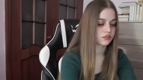 Snapshot of redhead_rabbit chatting on February 21, 2:56 am Lily online show from February 21, 2:56 am