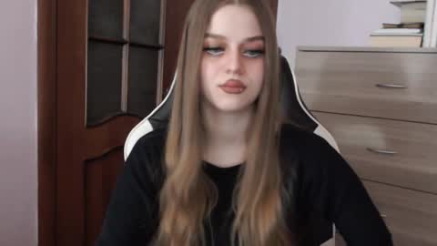 Snapshot of redhead_rabbit chatting on February 24, 2:20 am Lily online show from February 24, 2:20 am