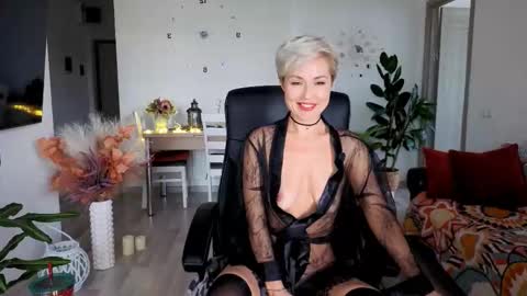 Snapshot of redhotline chatting on November 12, 11:54 am Alex online show from November 12, 11:54 am