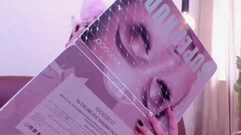 Snapshot of redmeloddy chatting on February 2, 7:25 pm Meloddy online show from February 2, 7:25 pm