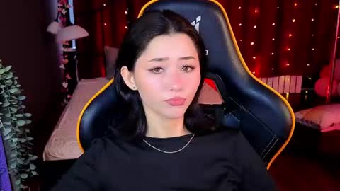 Snapshot of redmidnight_ chatting on June 17, 3:35 pm Kiara online show from June 17, 3:35 pm