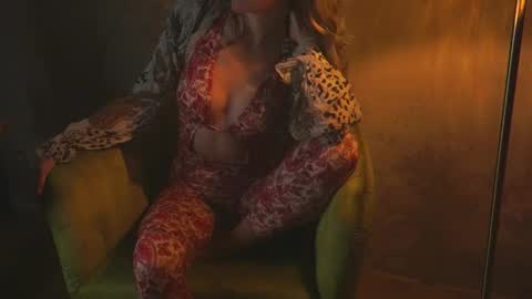 Snapshot of redsparrow__ chatting on October 18, 9:04 pm Red online show from October 18, 9:04 pm