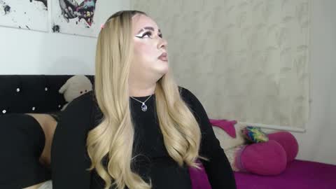 Snapshot of redvelvett22 chatting on November 10, 3:27 am redvelvett22 online show from November 10, 3:27 am