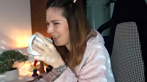 Snapshot of reileyfoxx chatting on April 22, 6:38 am Reiley online show from April 22, 6:38 am