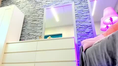 reina cummings online show from April 14, 6:08 am