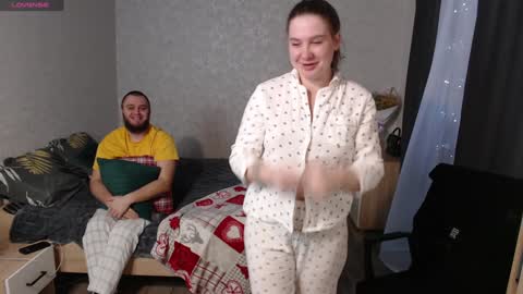Snapshot of renae_tom chatting on December 2, 11:45 am Renae Tom online show from December 2, 11:45 am