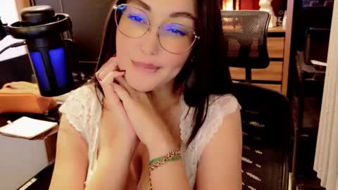 Snapshot of renata100 chatting on May 30, 7:33 pm Amelie online show from May 30, 7:33 pm