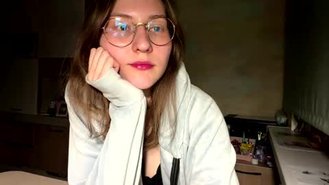 Mia online show from April 18, 5:28 pm