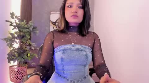 Snapshot of renee_shelby_ chatting on May 6, 8:58 pm Renee Shelby online show from May 6, 8:58 pm