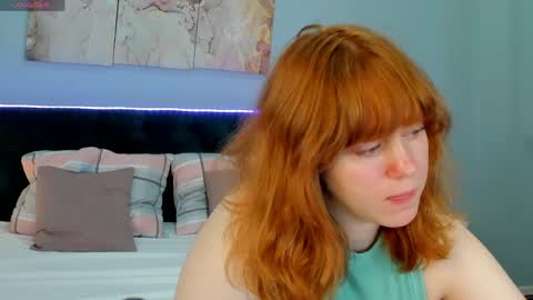 Snapshot of reneefoxy_ chatting on June 10, 1:06 am reneefoxy_ online show from June 10, 1:06 am