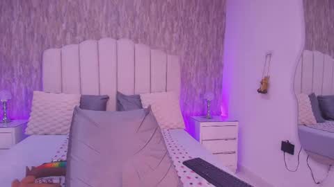 Snapshot of reven_lilith chatting on April 26, 3:04 am REVEN online show from April 26, 3:04 am