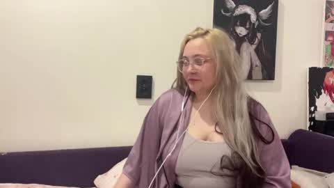 Snapshot of rheascalet chatting on June 8, 9:20 am Katie online show from June 8, 9:20 am