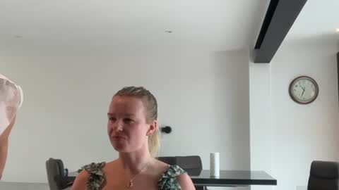 Snapshot of riana894237 chatting on June 18, 9:25 am riana894237 online show from June 18, 9:25 am
