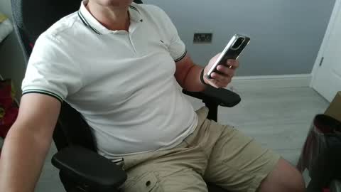 Snapshot of rich_uk56 chatting on June 2, 2:19 pm UK Straight Guy online show from June 2, 2:19 pm