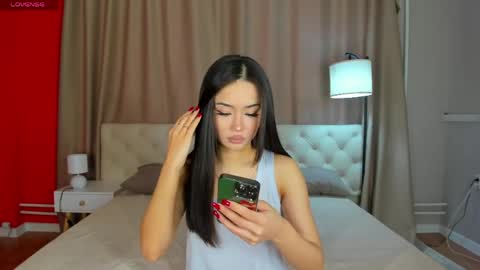 Snapshot of riddle_layla chatting on May 24, 9:25 am Layla online show from May 24, 9:25 am