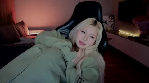 rileymee online show from April 19, 11:42 am