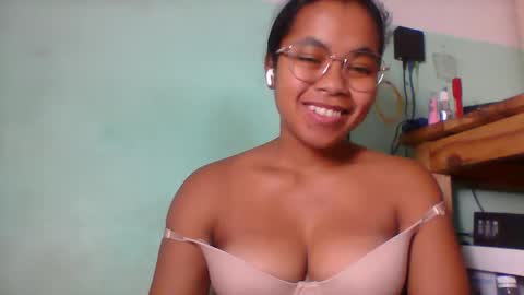 Snapshot of rinah856024 chatting on May 8, 6:13 pm rinah856024 online show from May 8, 6:13 pm