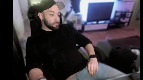 Snapshot of riptid3_ chatting on March 4, 8:35 am Ask Me online show from March 4, 8:35 am