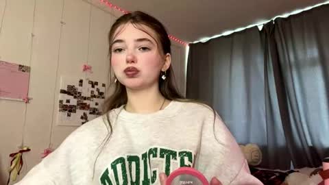 Snapshot of robbynscovel chatting on June 1, 12:51 pm Luna online show from June 1, 12:51 pm