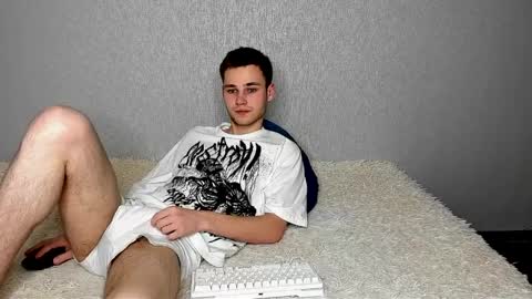 robert10211 online show from April 2, 3:59 am