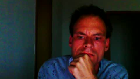Snapshot of robert27081988 chatting on July 20, 7:05 pm robert27081988 online show from July 20, 7:05 pm