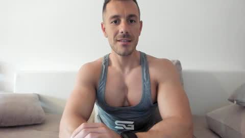 Snapshot of roberto4ever chatting on May 19, 9:48 am roberto4ever online show from May 19, 9:48 am