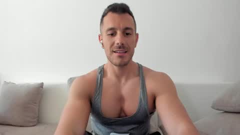 Snapshot of roberto4ever chatting on May 20, 10:32 am roberto4ever online show from May 20, 10:32 am