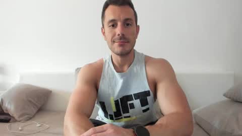 Snapshot of roberto4ever chatting on June 1, 11:23 am roberto4ever online show from June 1, 11:23 am