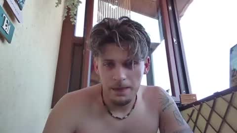 Snapshot of roberto_twink1 chatting on June 21, 7:22 am Roberto online show from June 21, 7:22 am